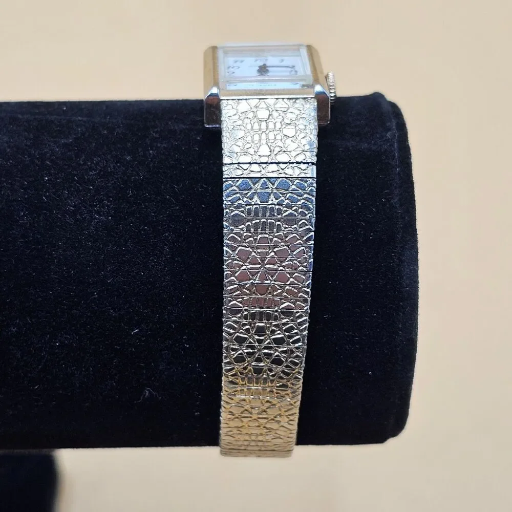 Gruen Vintage Ladies Mechanical Watch 17 Jewel Gold Tone Square Textured Band